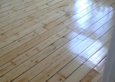 Pose de plancher de bois franc vernis à Laval - Planchers Premier Choix à Laval