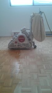 Machine à sabler pendant un sablage de plancher à Laval - Planchers Premier Choix à Laval