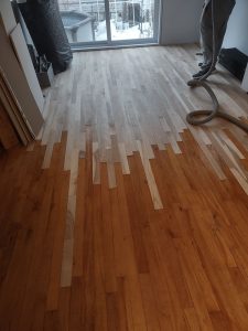 Changement de plancher de bois franc blanc en cours à Laval - Planchers Premier Choix