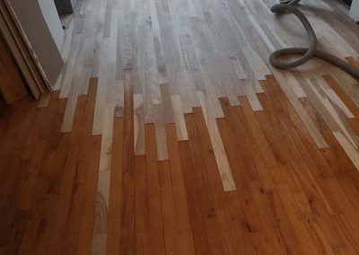 Changement de plancher de bois franc blanc en cours à Laval - Planchers Premier Choix