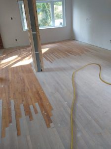 Service de reparation et sablage de plancher de bois franc à Laval avant / Entrepreneur Planchers premier choix situe a laval