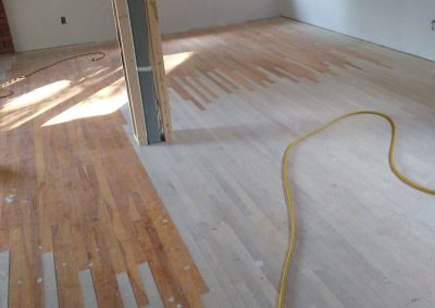 Service de reparation et sablage de plancher de bois franc à Laval avant / Entrepreneur Planchers premier choix situe a laval