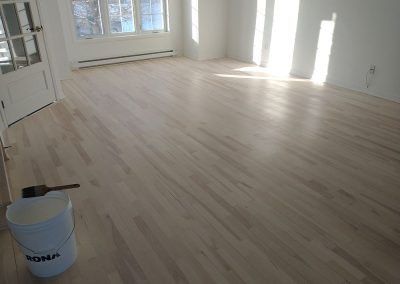 Travaux de sablage et pose de planchers avec contour escalier - Service de reparation et sablage de plancher de bois franc à Laval après - Entrepreneur Planchers premier choix situe a laval